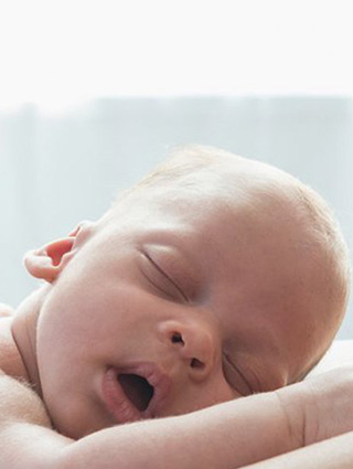 The simple act of snuggling your baby on your bare chest has powerful benefits.